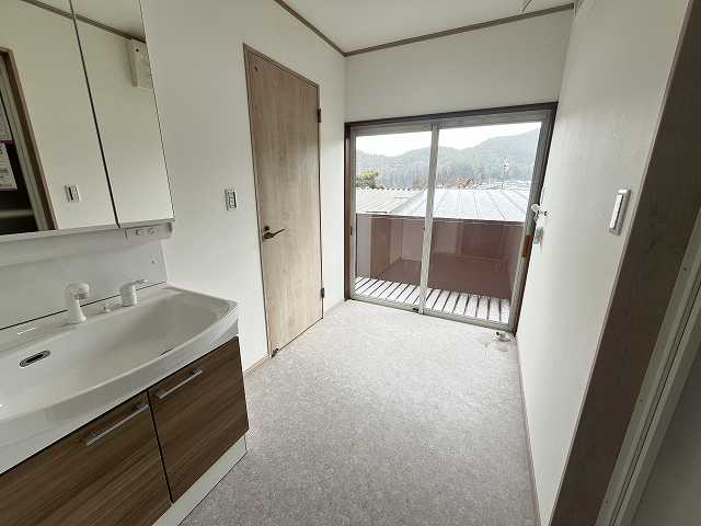 広々した脱衣・ランドリースペース