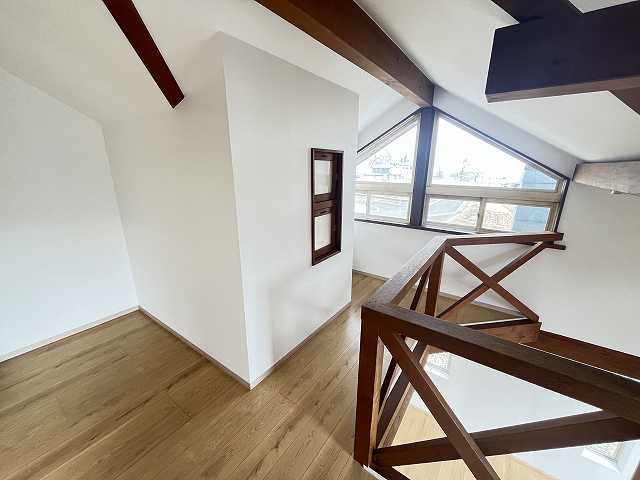 2Fには光が差し込むフリースペース