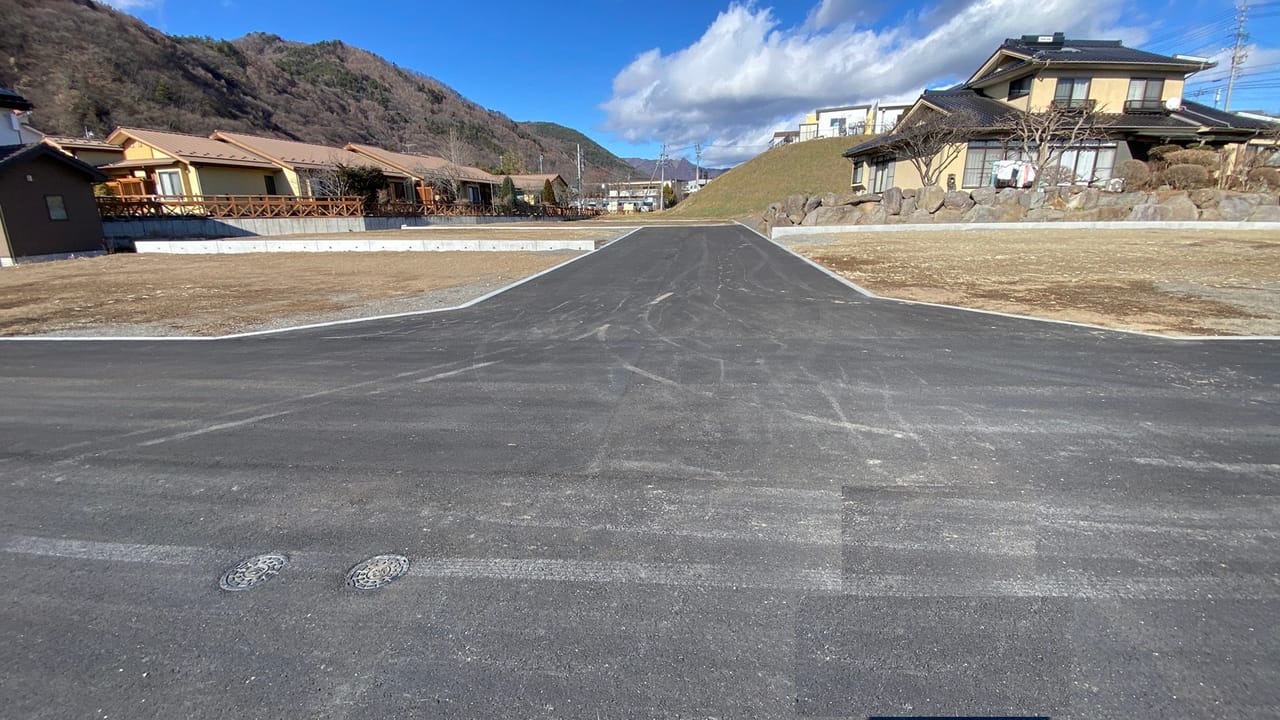 西側 前面道路