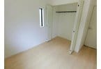 1号棟6.5帖の洋室です。全てのお部屋にクローゼットなどの収納が設置されています