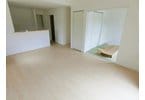 【平屋の実物LDK!】16.5帖の明るい大空間に、会話が弾む対面式キッチンを完備!引き戸を開ければ和室とフラットに繋がり、おうち時間が快適すぎて家族のリビング引きこもり率がさらに跳ね上がる家!