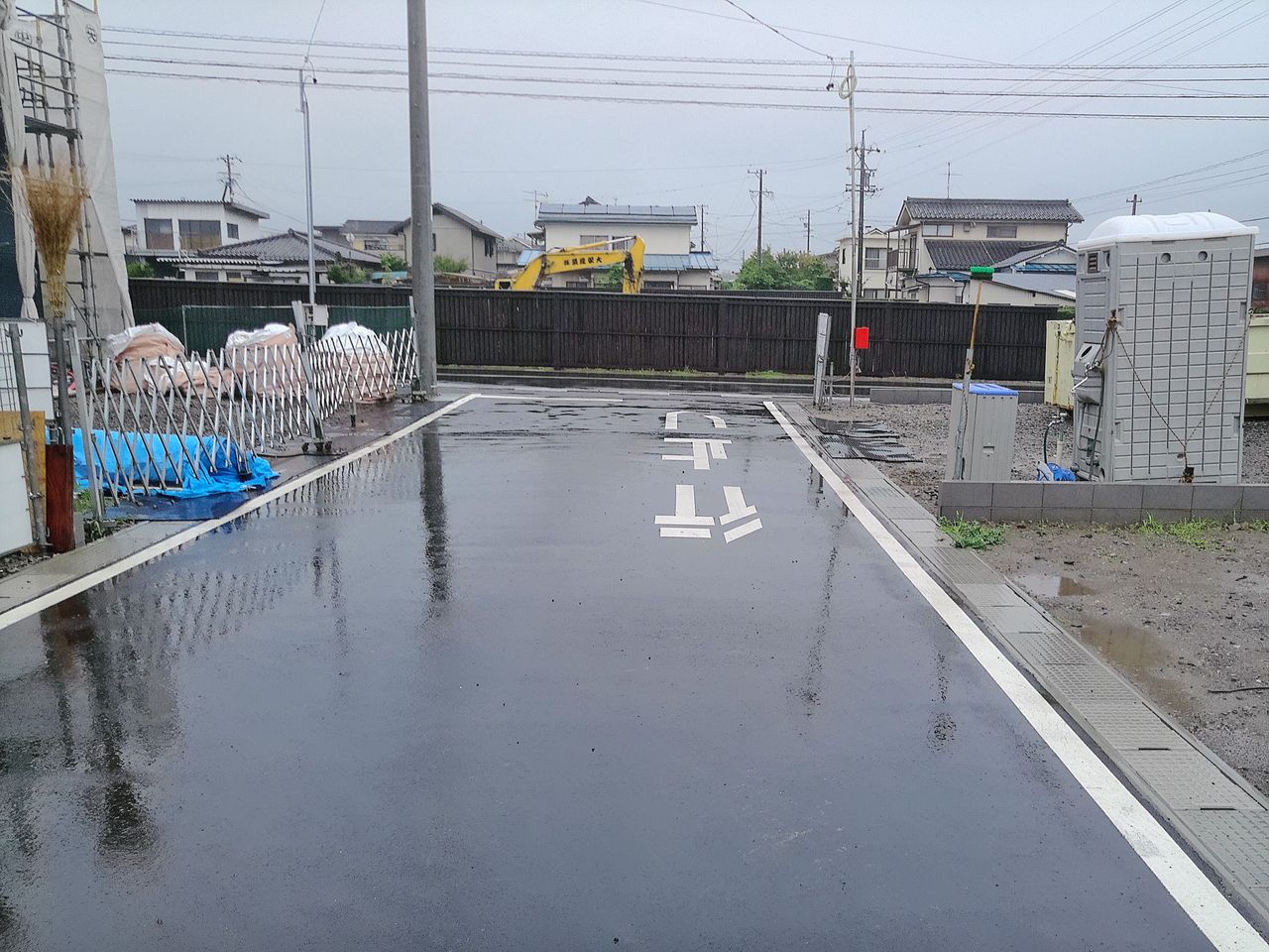 前面道路 【前面6m道路】すれ違いも駐車もラクラク!新しくきれいに舗装された開放的な新設道路。