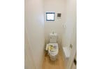 1階と2階のそれぞれにトイレが完備。温水洗浄便座付きの清潔感あふれるクリーンな快適空間!奥には換気も採光もバッチリな小窓を完備