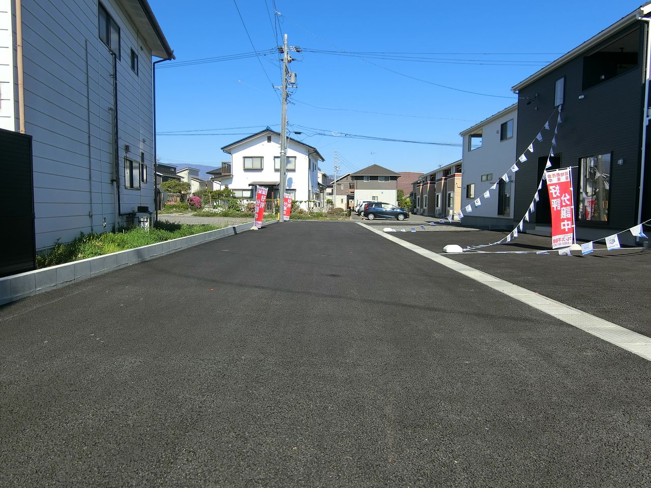 運転が苦手な方も安心!車の出し入れがスムーズに行えるゆとりある幅広の敷地内道路」