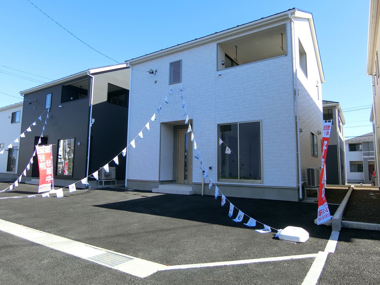 ②号「目の前が大きく開けているから開放感抜群!お車の出し入れもスムーズなストレスフリーの配置」