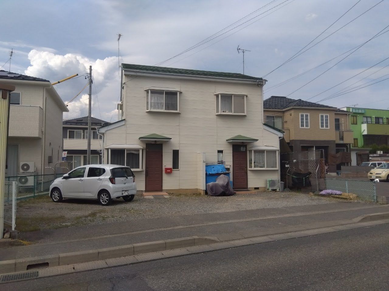 2戸1棟建ての西側(写真左側)部分です