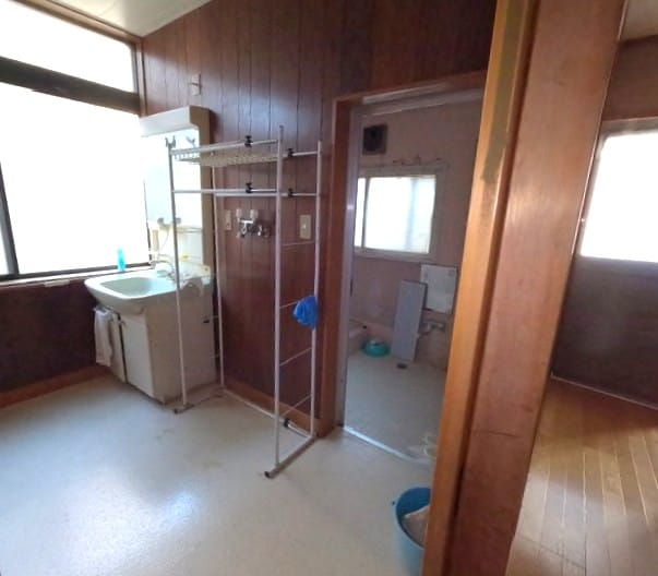 洗面脱衣室と浴室