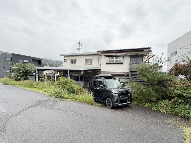 西側道路から(敷地と道路には段差があります)