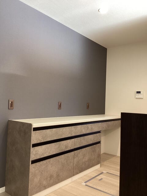 背面カウンターは収納たっぷり。こだわりの家電を置いても馴染み