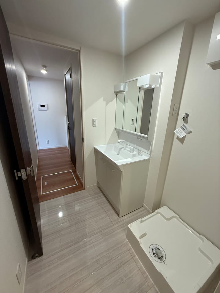 洗面脱衣より廊下