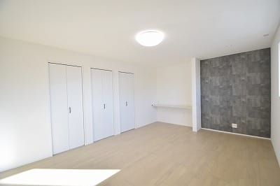 2階洋室11帖(南西側より)