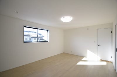 2階洋室11帖(南東側より)