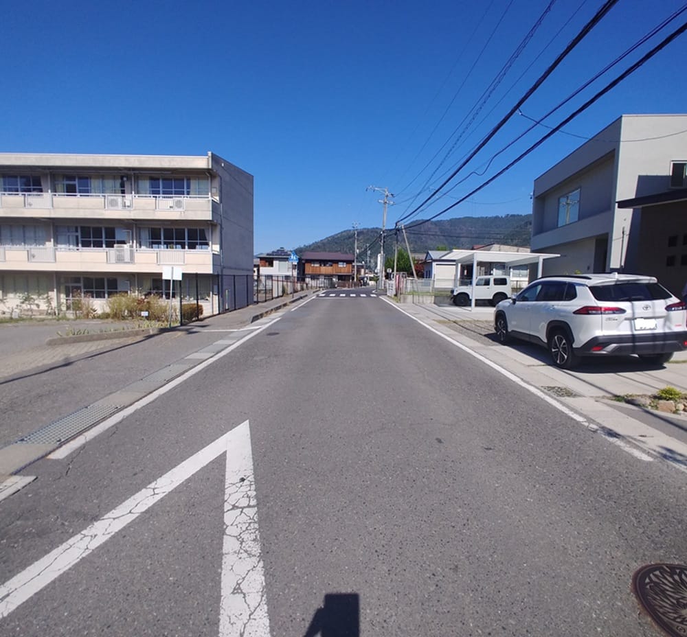 西側前面道路