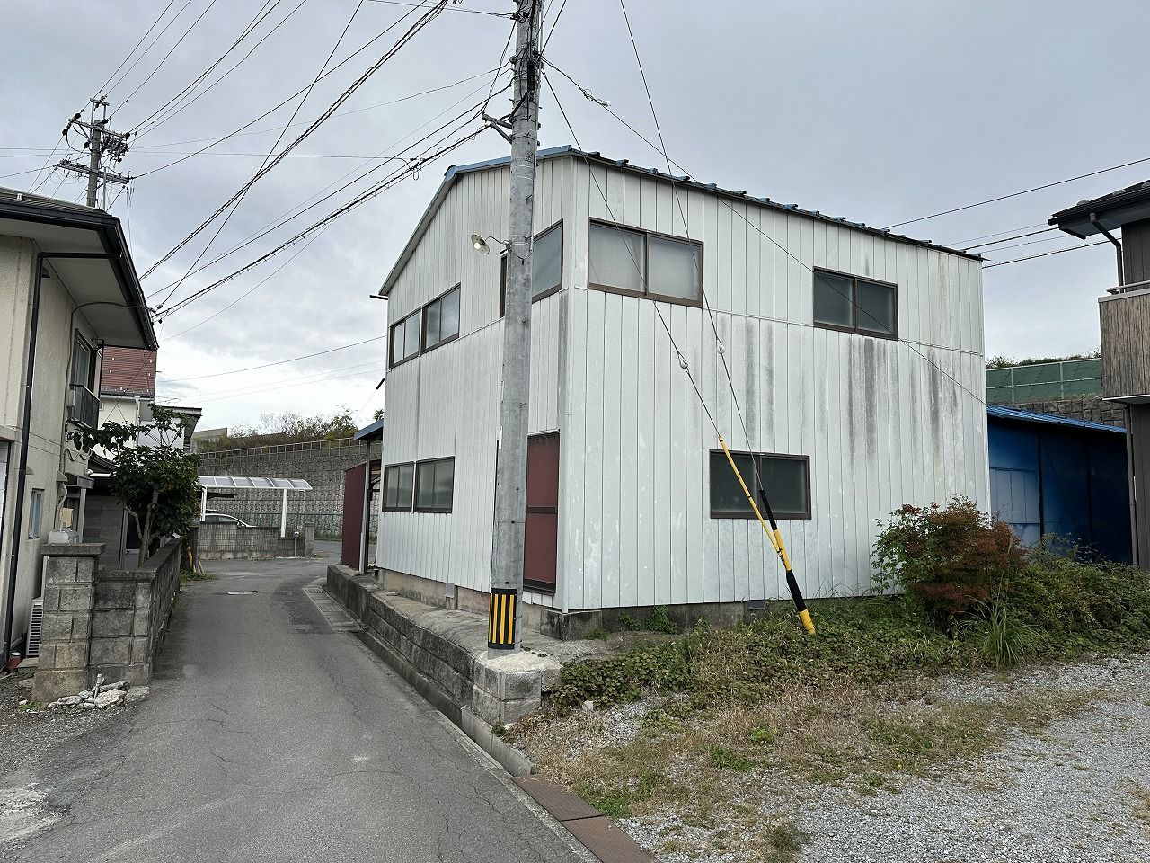 前面道路と外観