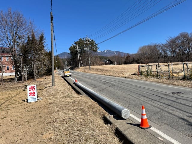 既存電柱を北へ移設用電柱、遠方に八ヶ岳