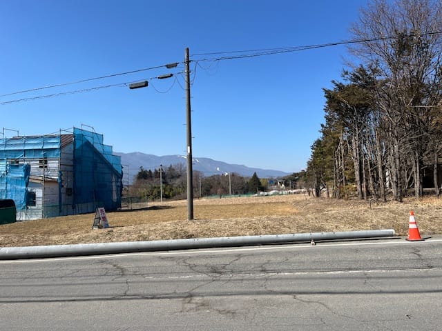 R8.2.22現在 電柱右境界付近(ポール)へ移設します移設