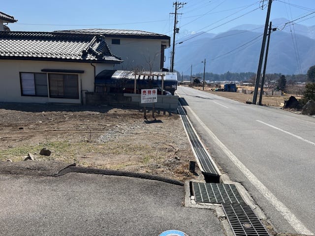 信濃境駅から200m程 道路沿線