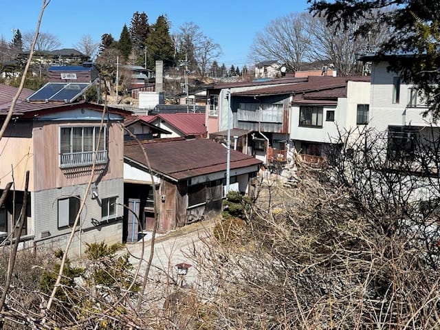 南の高台より 平屋部分が見える物件