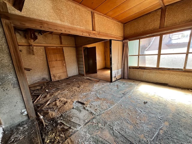 2階 6帖片付け中 東から