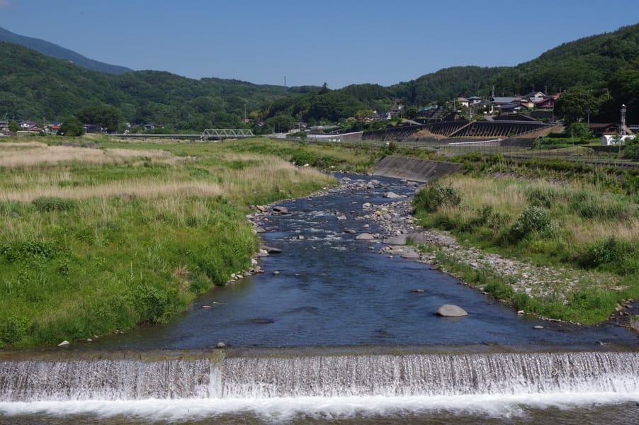 甲州街道を挟んで釜無川。