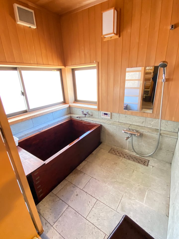 1階浴室(こだわりの漆塗り風呂)