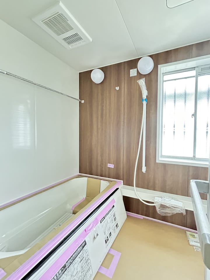 浴室(同仕様写真)1坪以上のハウステック製ユニットバスに新品交換いたしました。暖房機がついております。