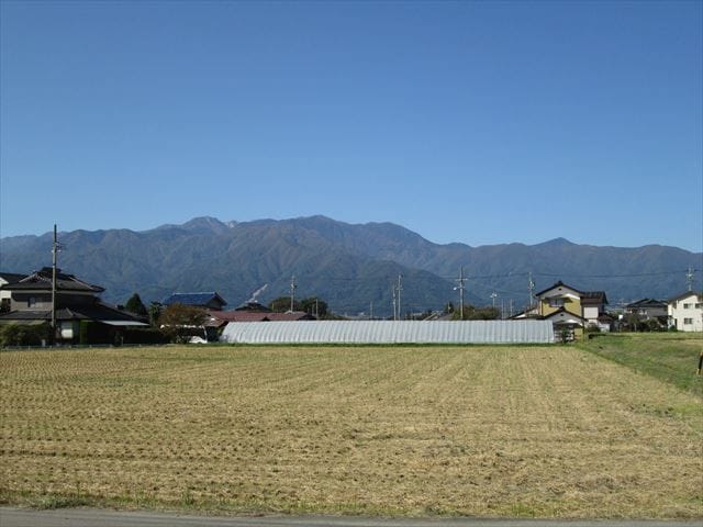 西側、敷地から観える中央アルプスの山並みと田園風景