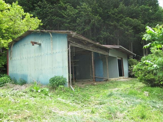 鉄骨造りの農業倉庫(シヤッター付ガレージ)