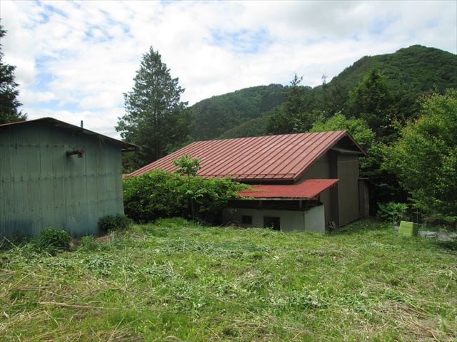 東側より(農業倉庫・地続きの畑)