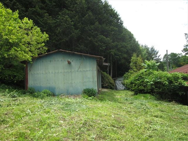 地続きの畑と倉庫