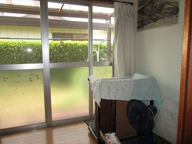 離れ 陽当たりの良い板間