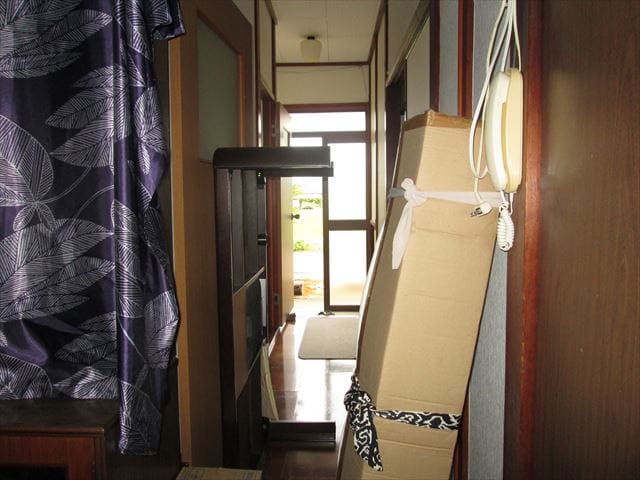 離れ キッチンから玄関方向を見る