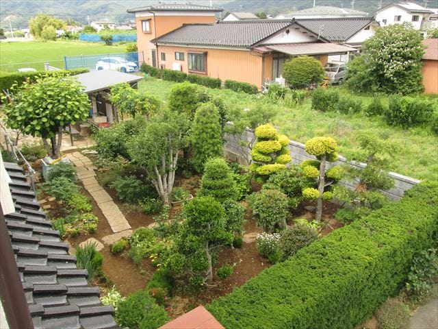 2階から見る手入れが行き届いた庭