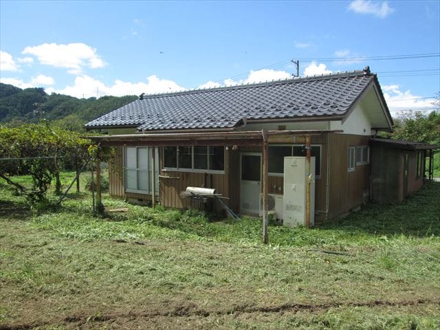 北東側より(地続きの畑と家)