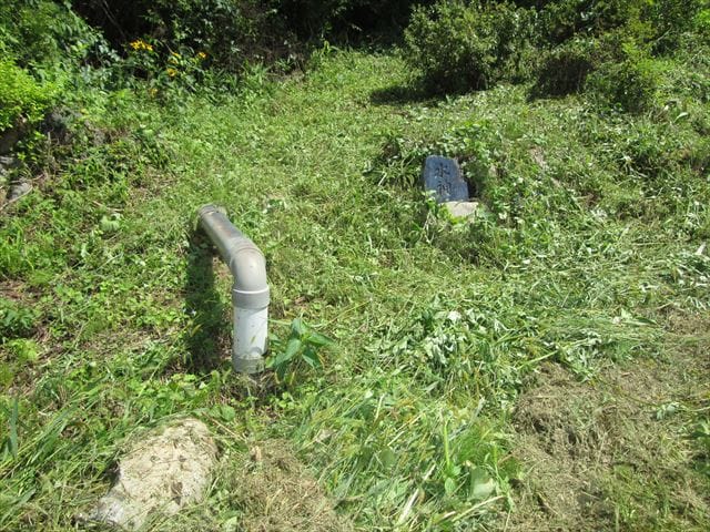 湧き水のパイプと水神様