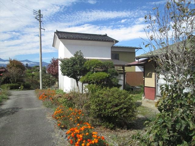 東側よりコンクリートブロック造の倉庫