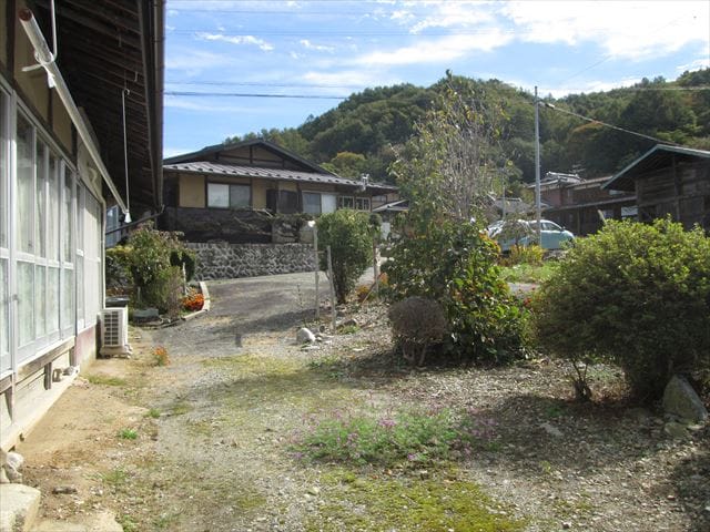 西側より