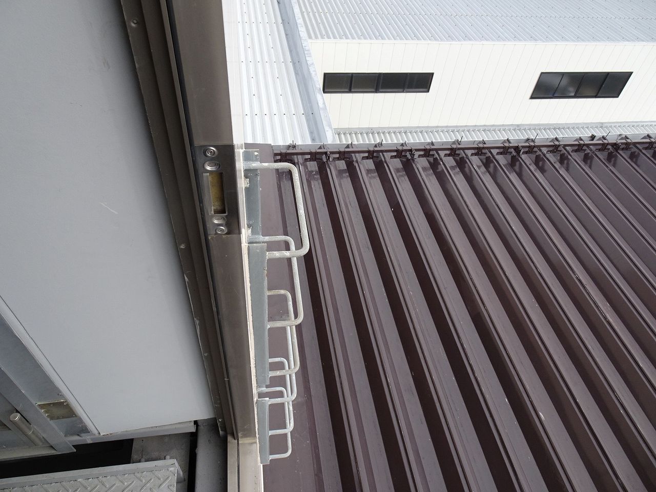 屋上へ出る梯子