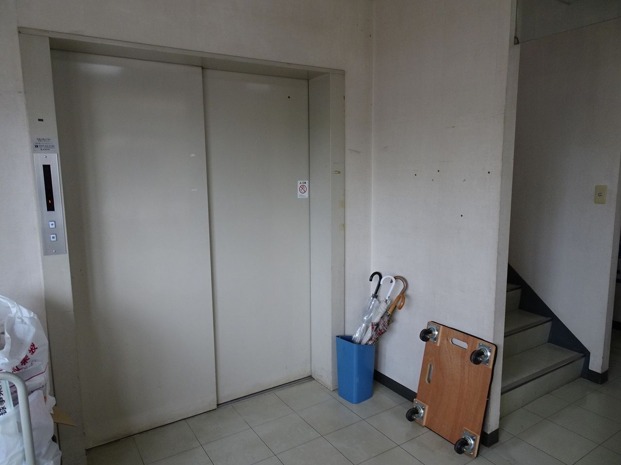 荷物用エレベーター