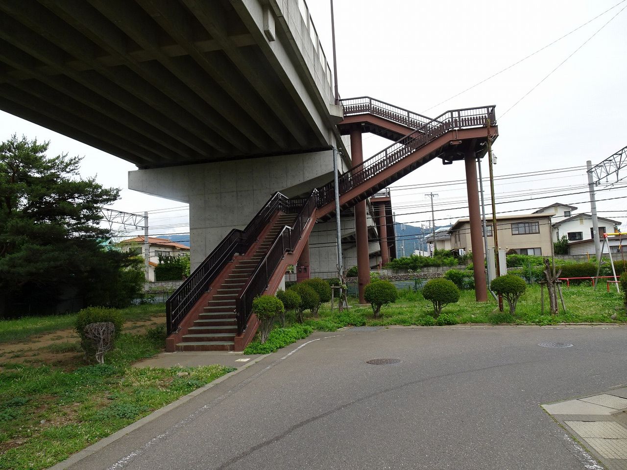 北側道路(西側より)