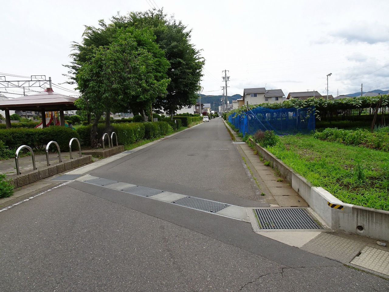 東側道路(北側より)