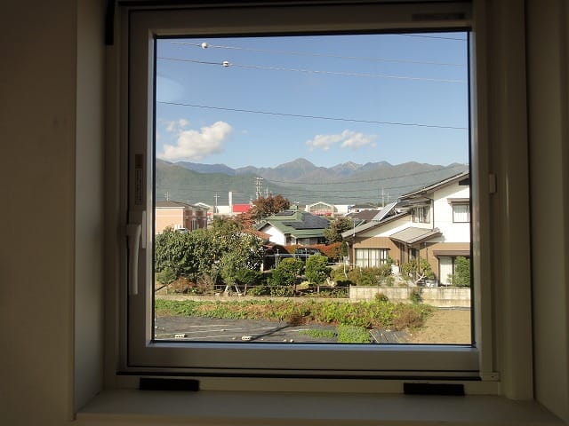 西側洋室の窓越しの西側の景色です。