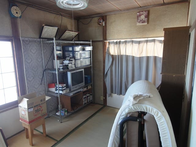 2階の6帖の和室(残存物は片付けます)