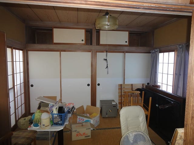 南側の和室(残存物は片付けます)