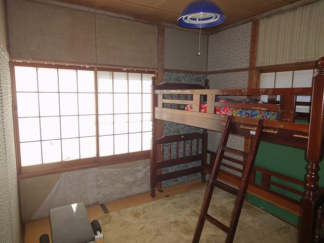 2階の4.5帖の和室(残存物は片付けます)