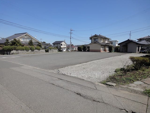 南西隅から北東方向です。