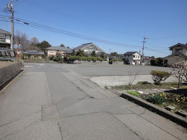 西側の接道の様子です。