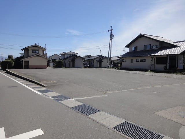 北西隅から南東方向です。