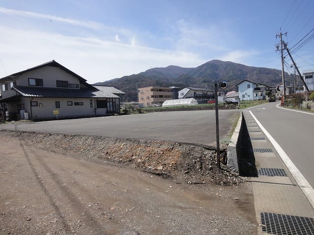 敷地の北東隅から西方向です。