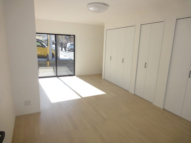 玄関横収納たっぷりの11帖の洋室です。